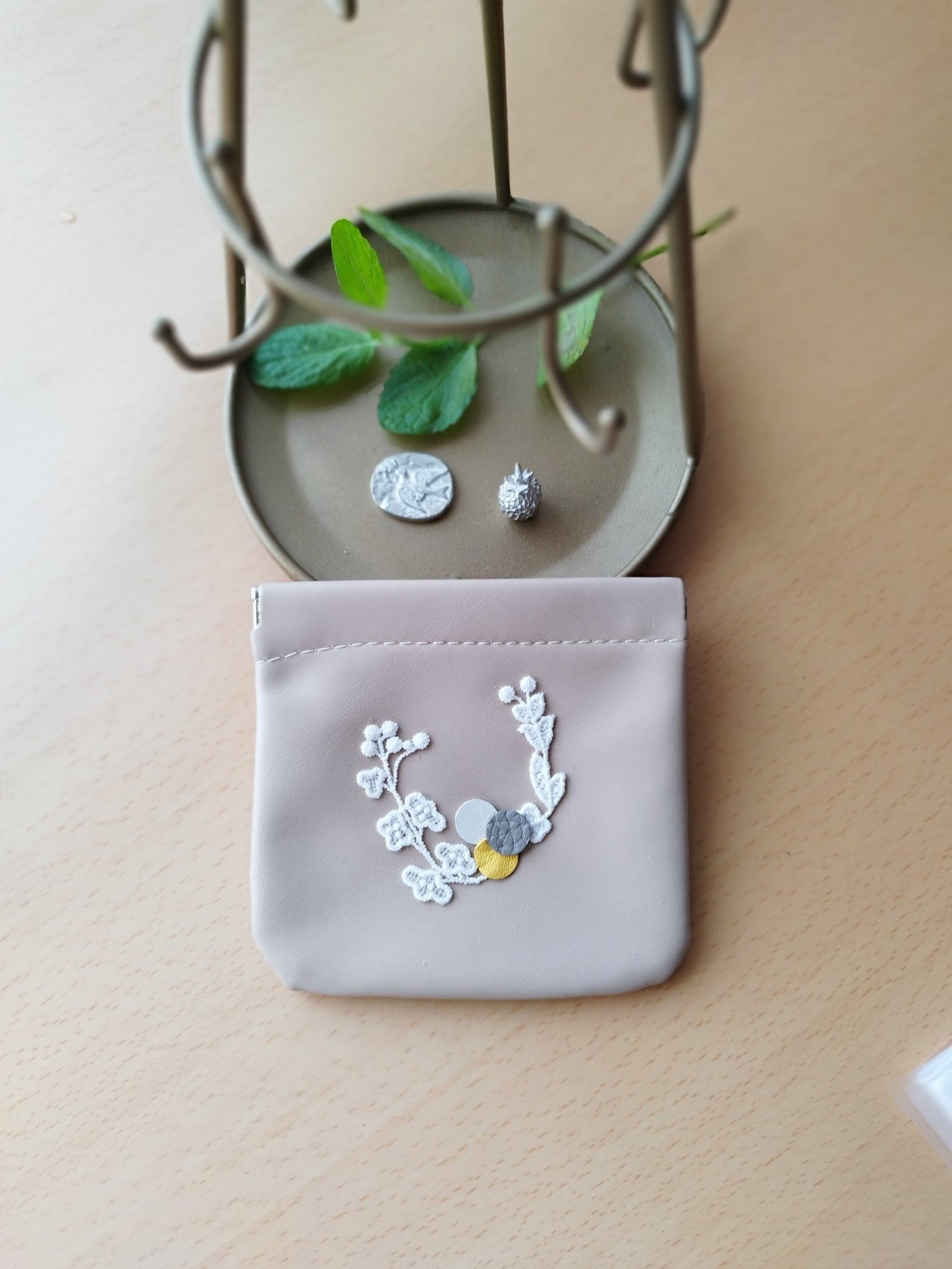 Floral Stitch Pouch - mocha - Himekobo